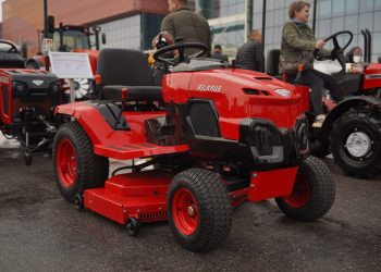На выставке «БЕЛАГРО-2024» представили первую отечественную косилку - "Медведь", разработанную и выпущенную на Сморгонском агрегатном заводе («МТЗ-ХОЛДИНГ»).