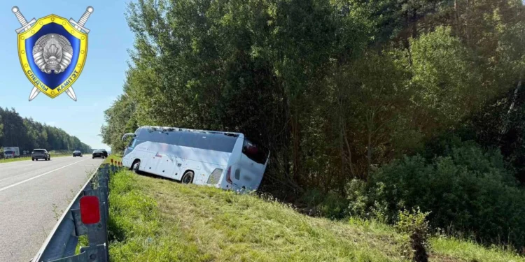 На трассе M6 в Воложинском районе автобус съехал в кювет